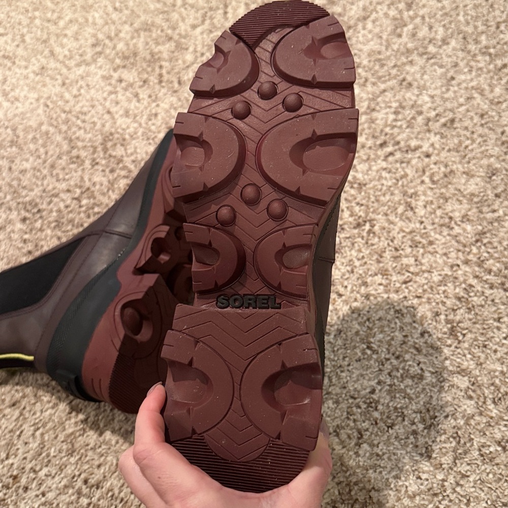 SOREL maroon waterproof boots - Picture 8 of 9